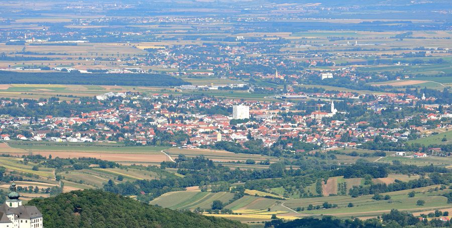 Fernansicht der burgenländischen Stadtgemeinde Mattersburg vom Heuberg