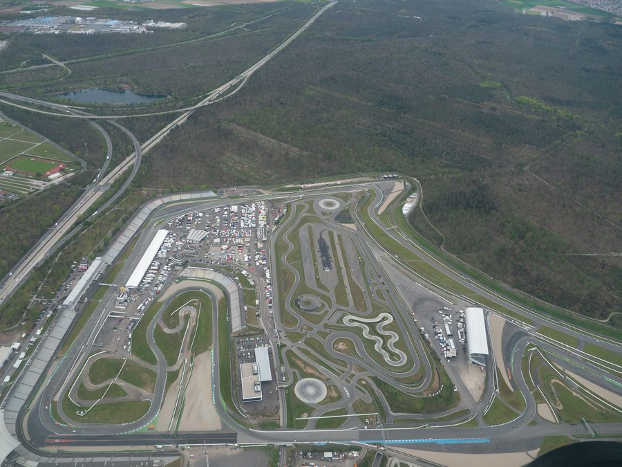 Luftaufnahme des Hockenheimrings mit der ovalen Rennstrecke und den Tribünen.