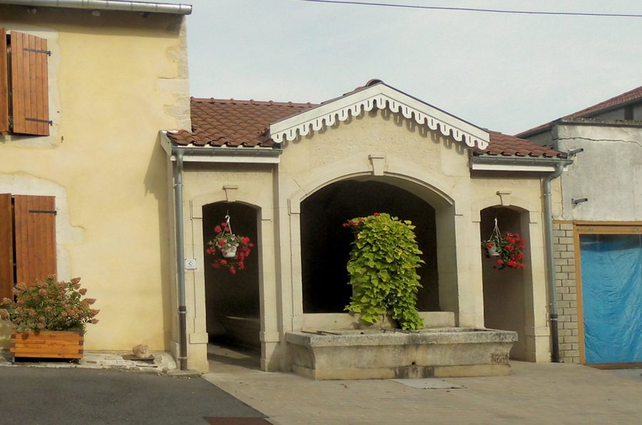 Lavoir au sud du village de Favières