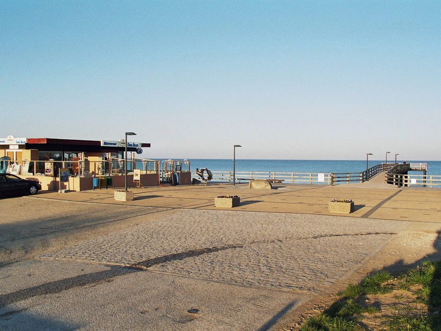 Strandpromenade mit Seebrücke in Süssau an der Ostsee