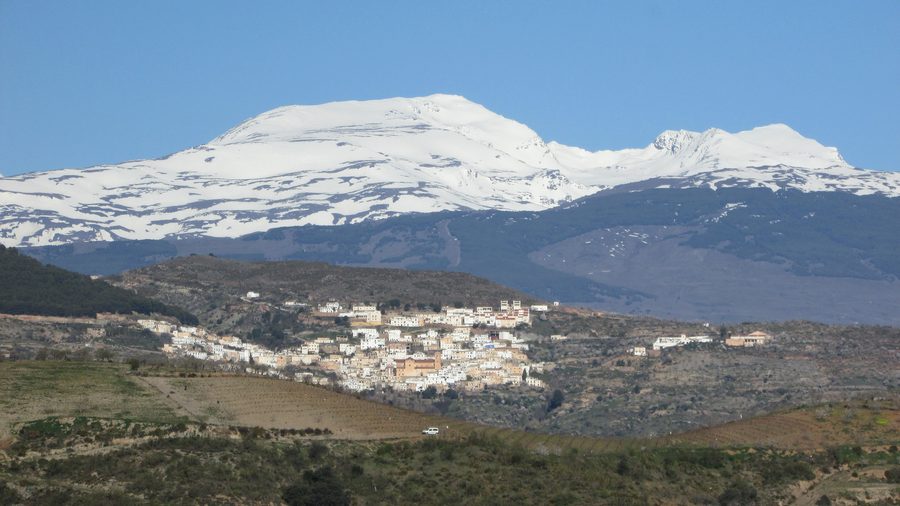 Murtas visto desde el lavadero de los Casimiros, en Turón, con las cumbres de Sierra Nevada de fondo