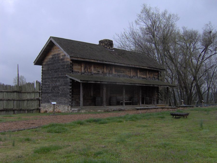 Rekonstruiertes Haupttor von Fort Southwest Point in Kingston, Tennessee