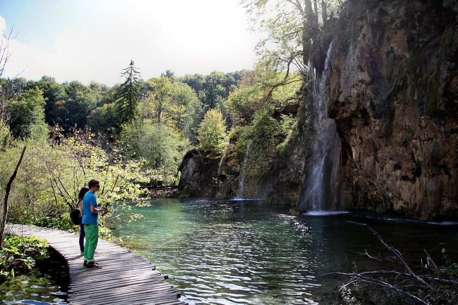 Karstlandschaft und Wasserfälle im Nationalpark Plitvicer Seen in Kroatien