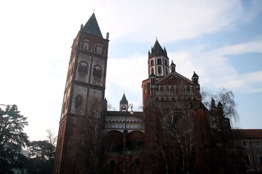Außenansicht der Basilika Sant’Andrea in Vercelli.