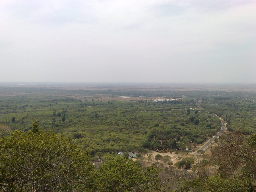 Blick von einer Klippe auf Phnom Santuk in Kambodscha