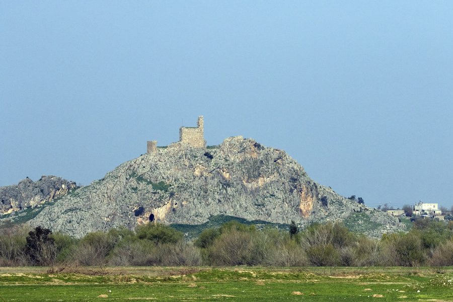 Westansicht der Burg Amouda im Dorf Gökçedam bei Osmaniye
