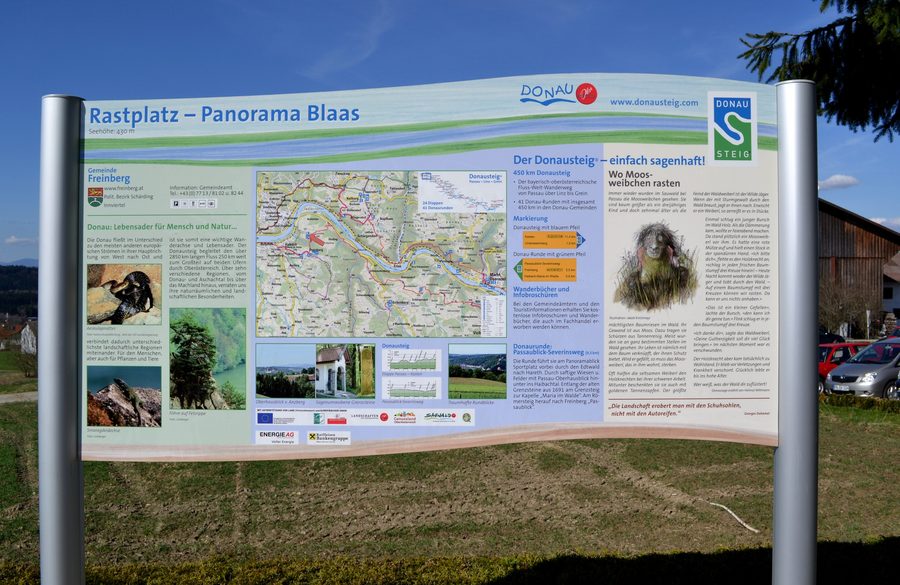Panorama am Donausteig mit Informationstafel in Freinberg, Oberösterreich