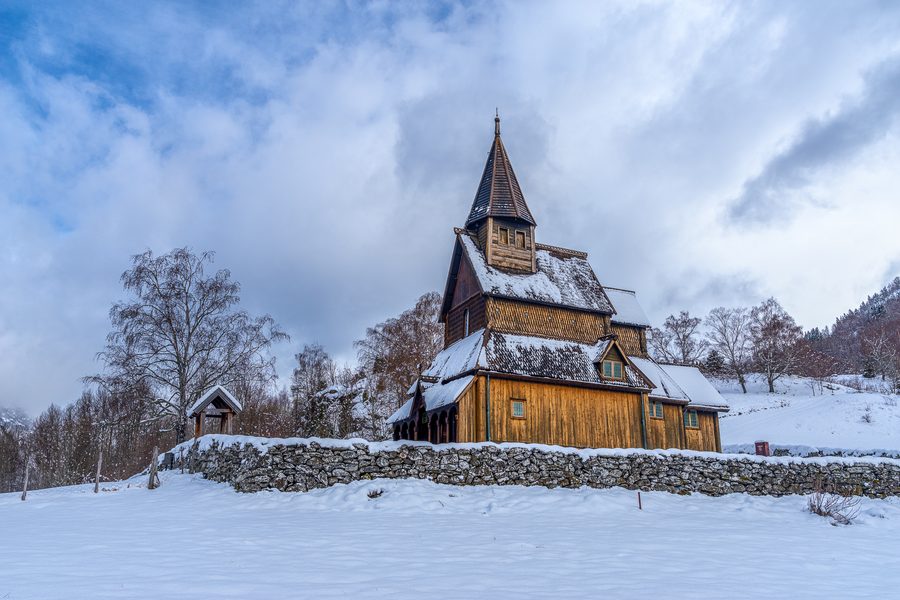 Außenansicht der historischen Urnes-Stabkirche in Ornes am Lustrafjord