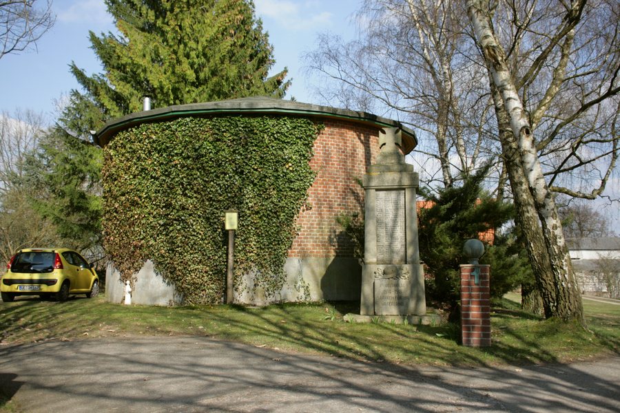 File:Himbergen - Am Friedhof - Wasserturm 01 ies.jpg