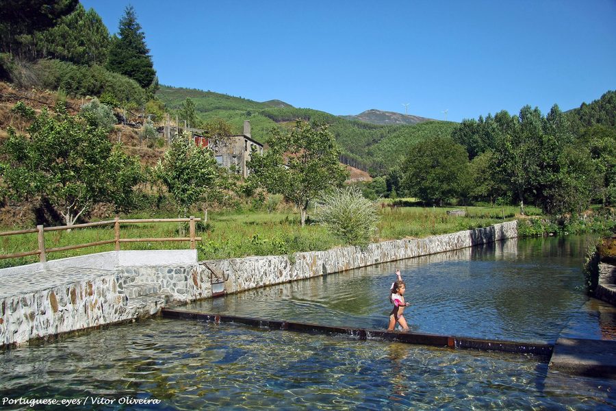 Flussstrand von Agroal mit blaugrünem Wasser in einer von Kalkstein geprägten Landschaft