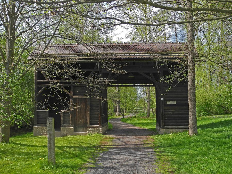 Torhaus, auch Wendentor genannt, im Park an der Hauptstraße in Nebelschütz