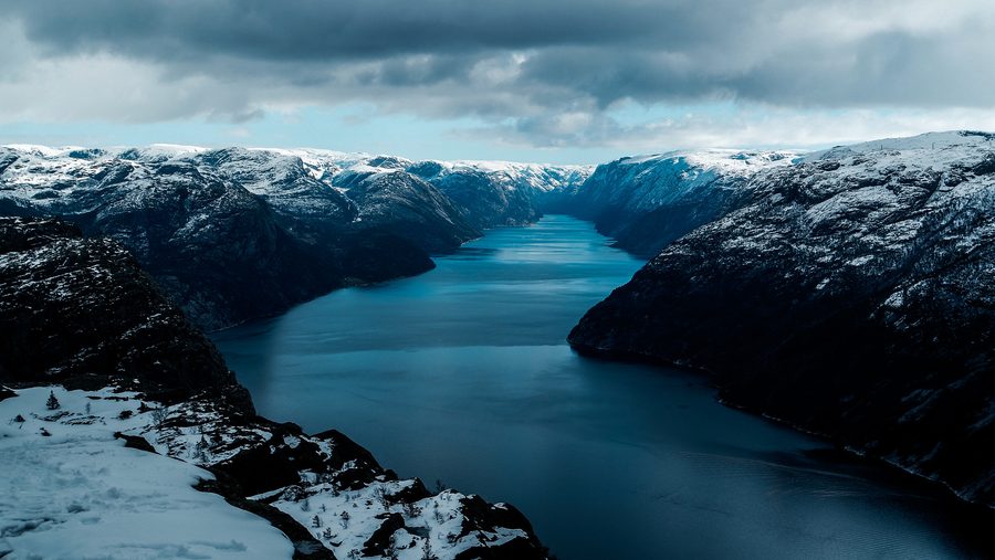 Norwegischer Fjord Lysefjord mit steilen Felsklippen und Wasser