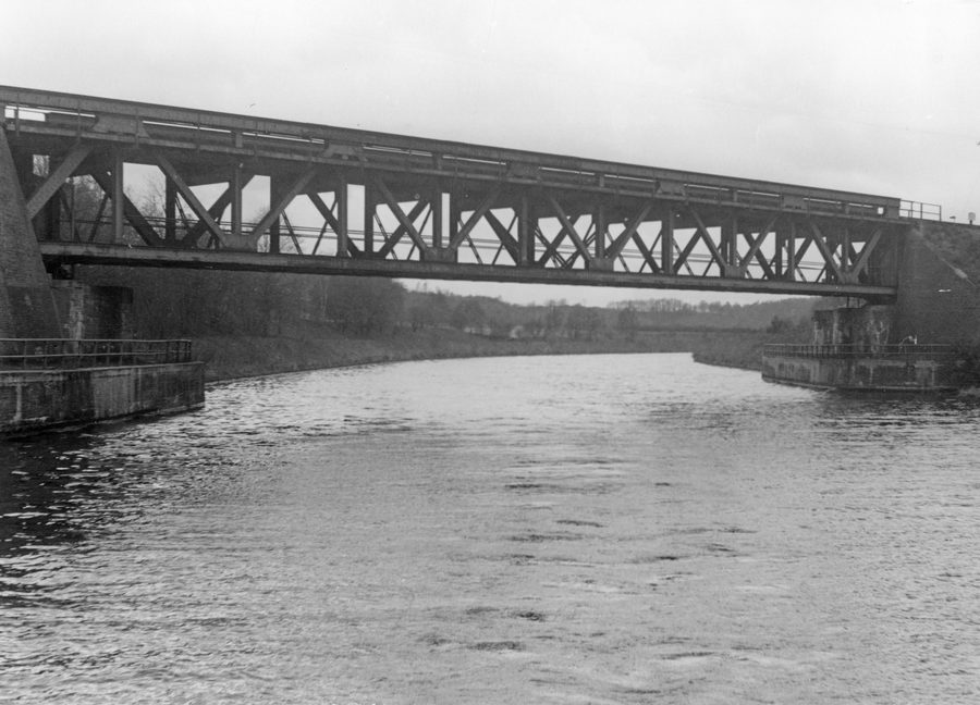Blick von Süden auf die Eisenbahnbrücke Grambek über den Elbe-Lübeck-Kanal