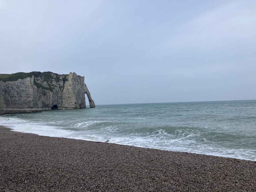 Weiße Kreideklippen und der natürliche Bogen der Falaise d’Aval am Strand von Étretat