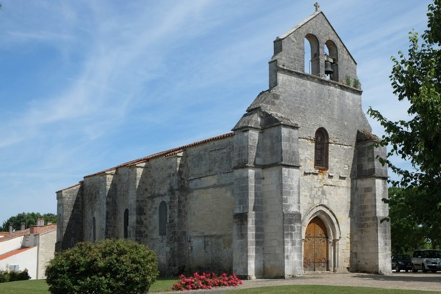 Außenansicht der Kirche Notre-Dame de l’Assomption in Vouhé, Charente-Maritime