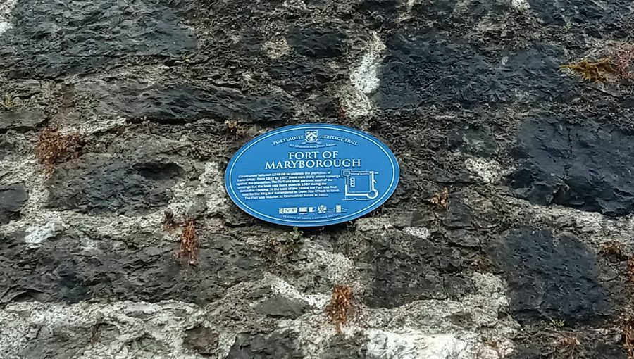 Blaue Gedenktafel für das Fort of Maryborough in Portlaoise