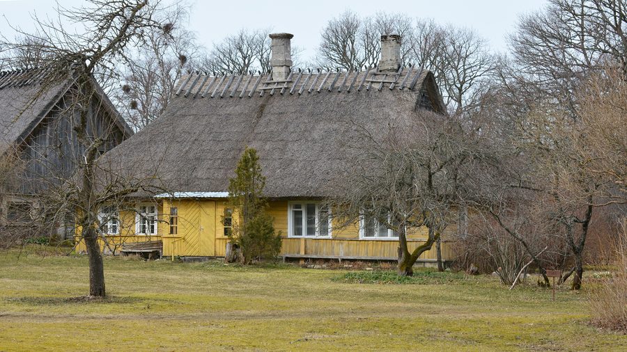 Historisches Wohnhaus des Välja-Hofs im Dorf Koguva auf Muhu