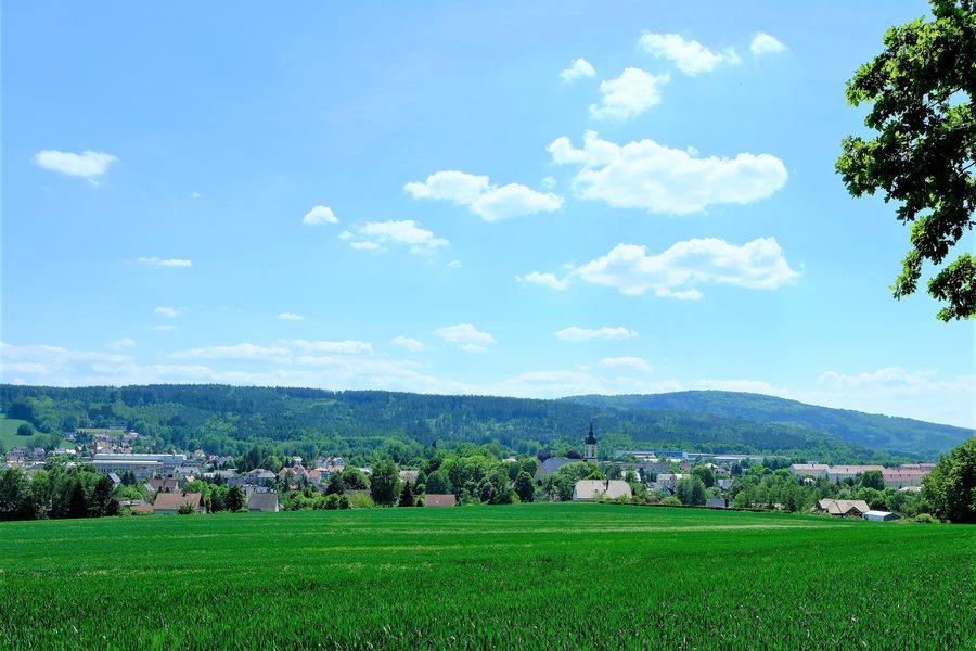 Blick von Norden auf Neukirch/Lausitz mit dem bewaldeten Valtenberg