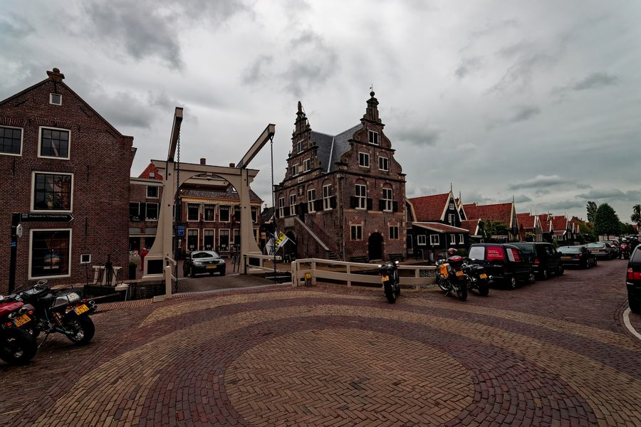 Rathaus und Waage von De Rijp am Grote Dam