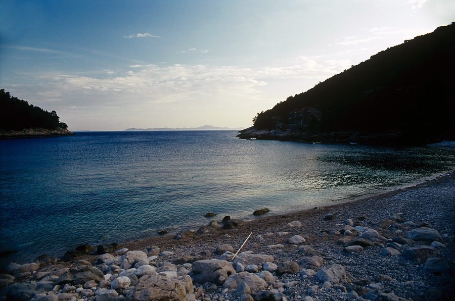 Bucht Pupnatska Luka an der Südküste von Korčula, Blick vom Strand Richtung Süden