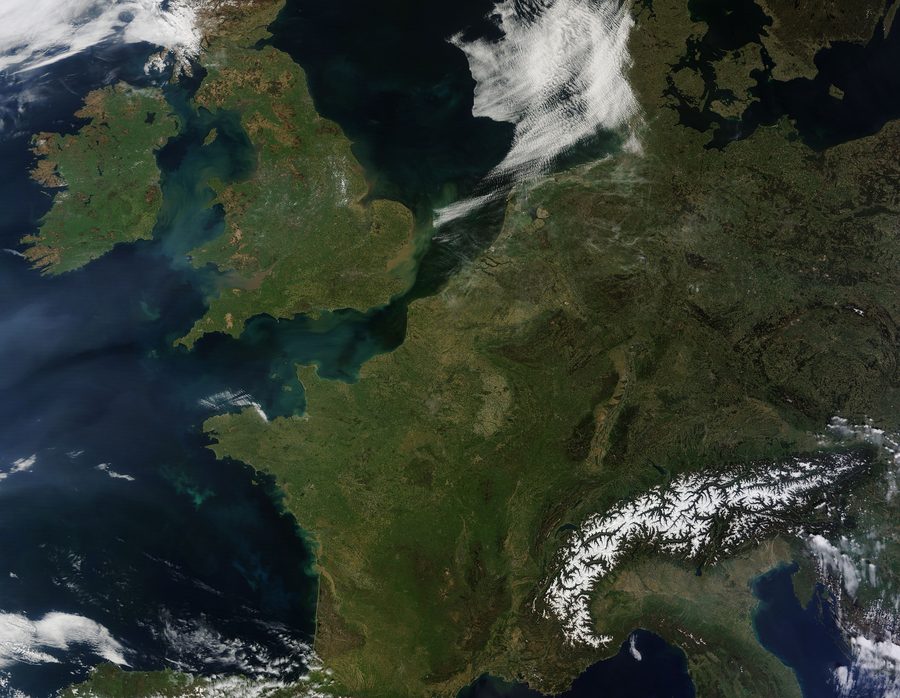 Satellitenbild von Westeuropa mit Wolkenbändern über Land und Meer.