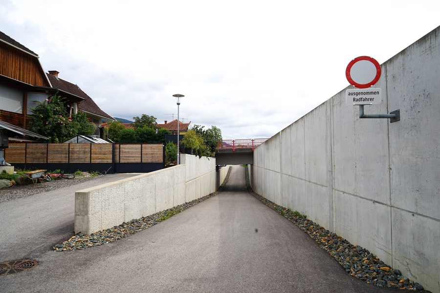 Drau mit Hochwasserverbauung in Lavamünd, Kärnten