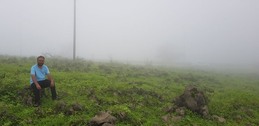 Grüne Berglandschaft bei Nabi Ayub nahe Salalah während der Khareef-Zeit