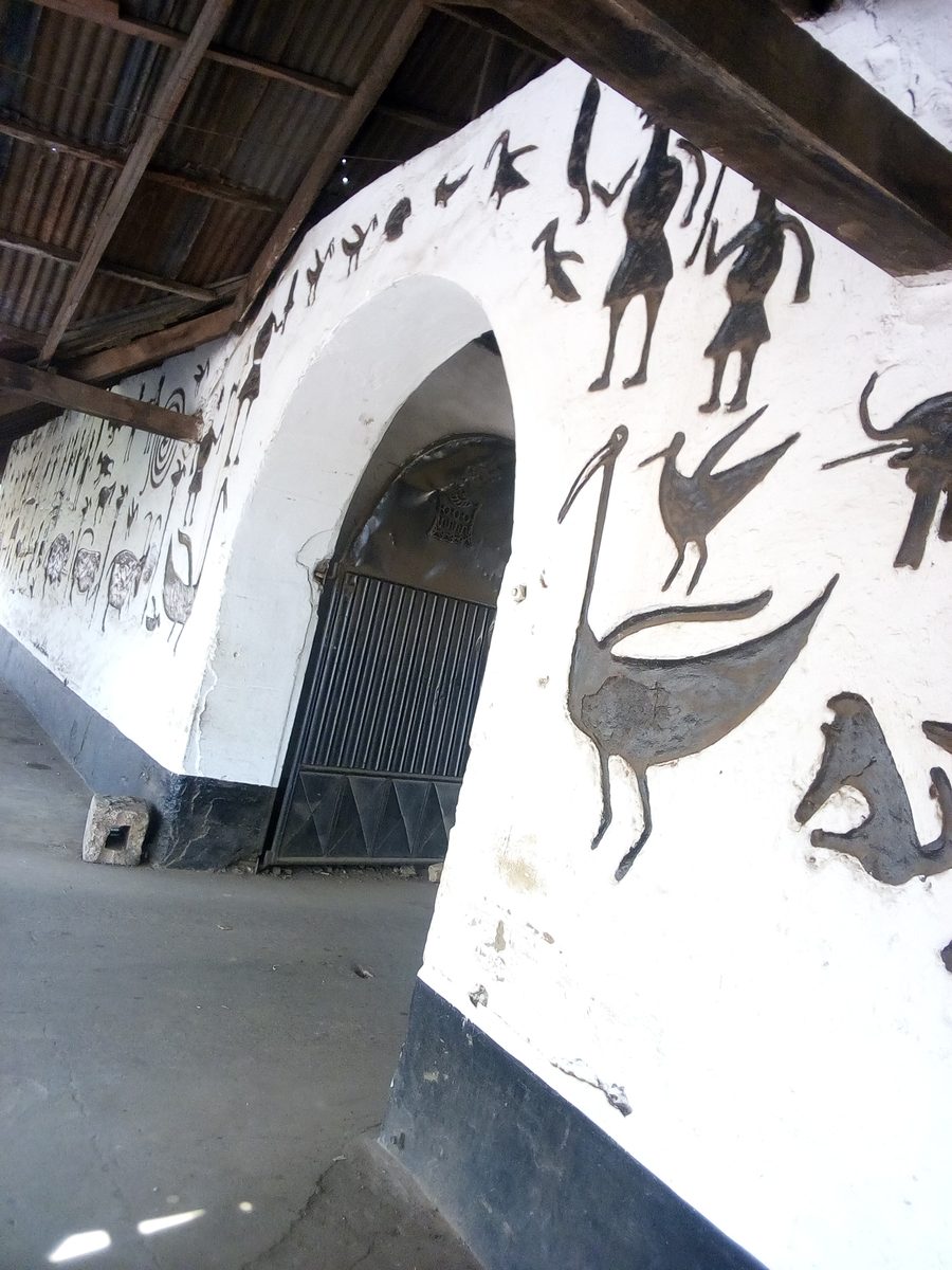 Äußerster Eingang zum Palast des Alaafin von Oyo mit antiken Kunstmotiven