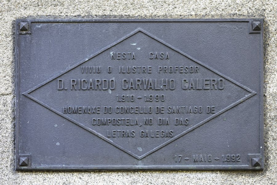 File:2025 Placa da casa de Ricardo Carballo Calero. Santiago de Compostela.jpg