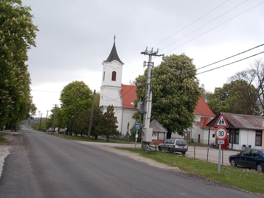 File:Szent Márton-templom, buszmegálló, Ácsteszér16.jpg