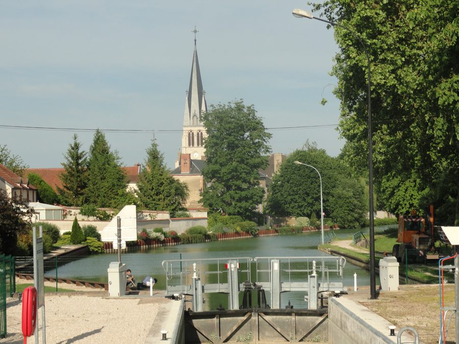 Écluse et église de Tours-sur-Marne