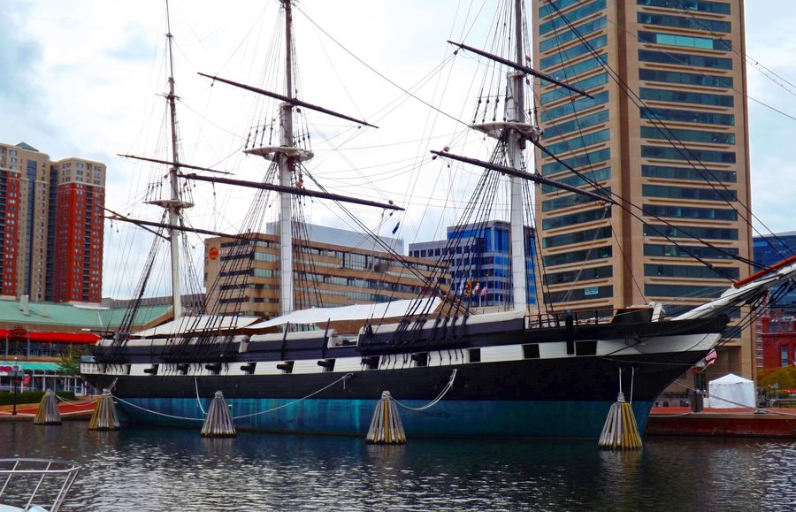 USS Constellation am Pier im Inner Harbor von Baltimore