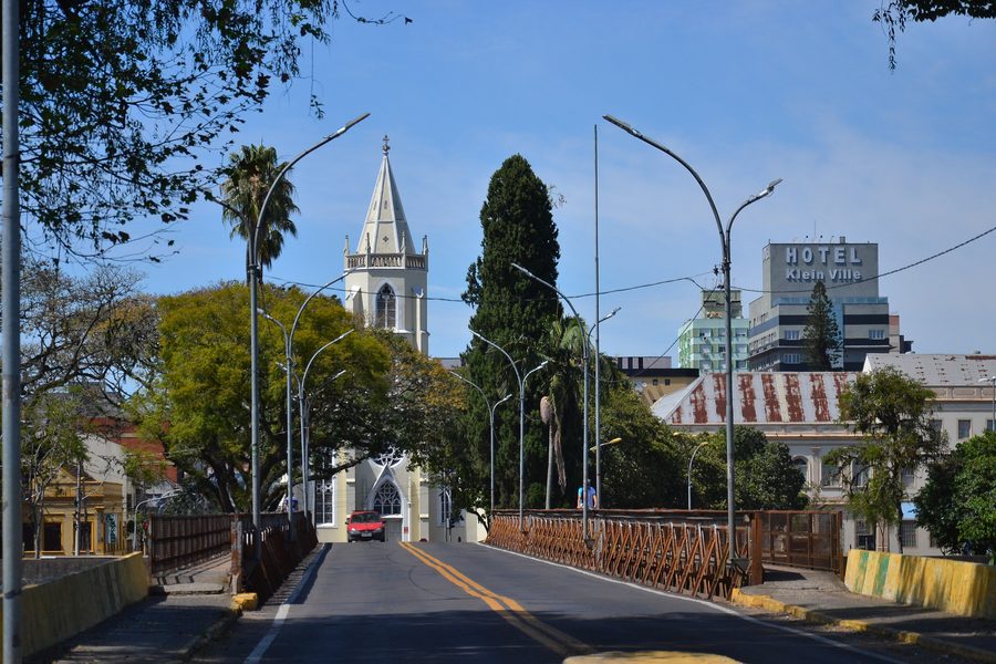 Denkmalgeschützte Ponte 25 de Julho mit der Igreja Matriz im Hintergrund in São Leopoldo