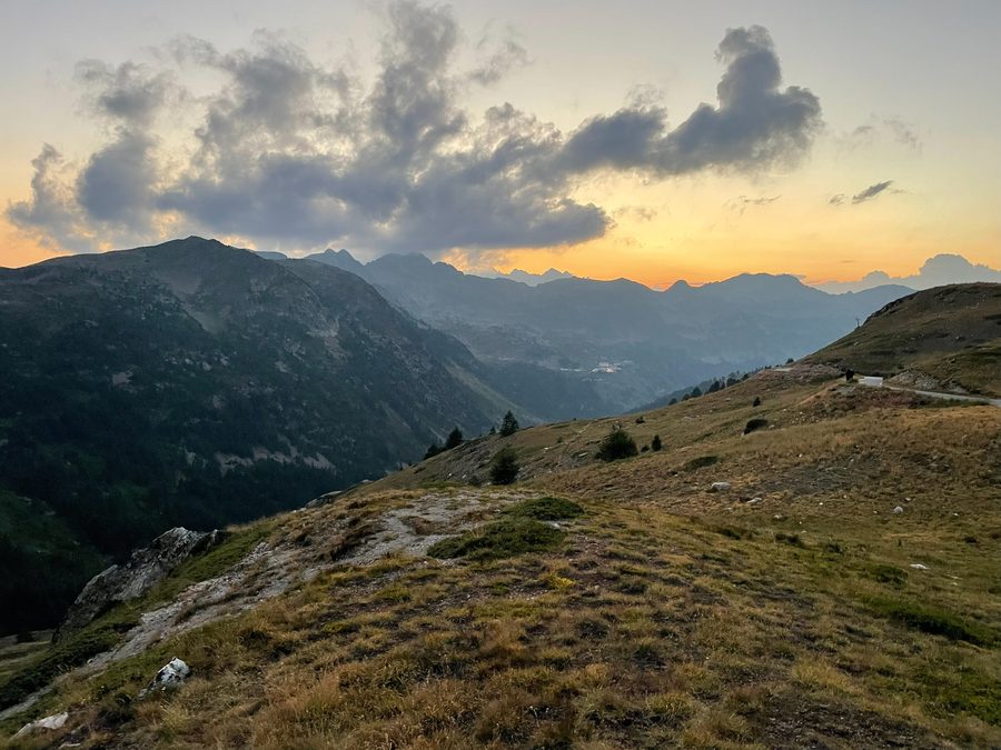 Berglandschaft des oberen Stura-Tals bei Vinadio bei Sonnenuntergang