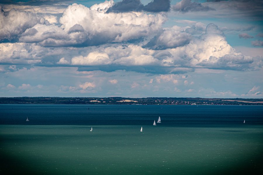 Segelboote auf dem Balaton in der Region Veszprém, Ungarn.