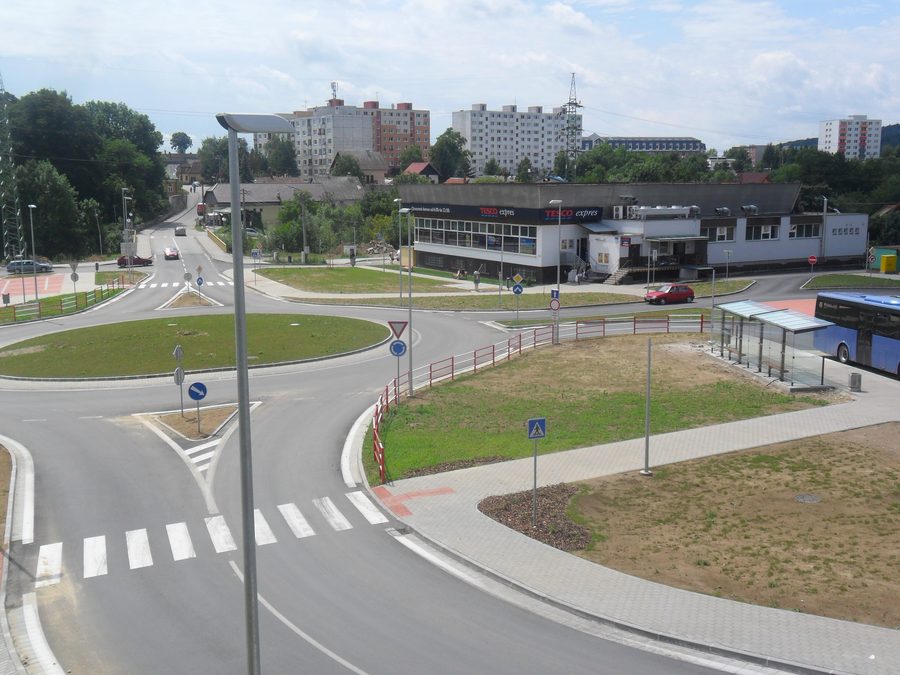 Dorfplatz von Lednické Rovne in der Slowakei