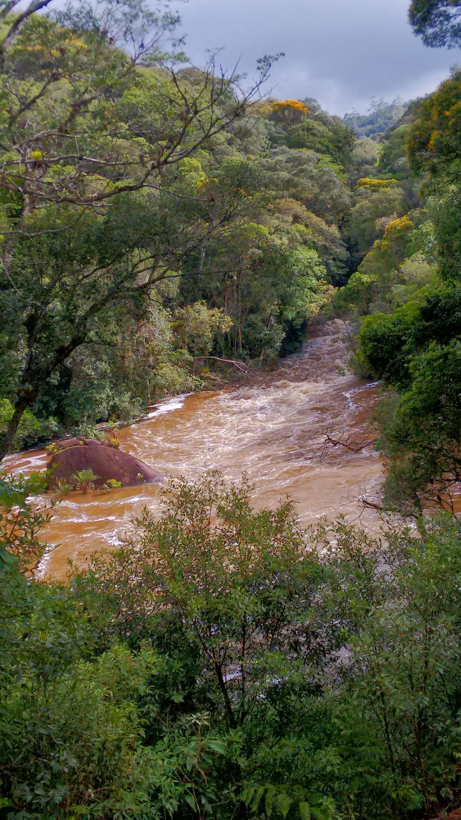 Rio Juquiá, localizado no município de Juquitiba, São Paulo, em período chuvoso