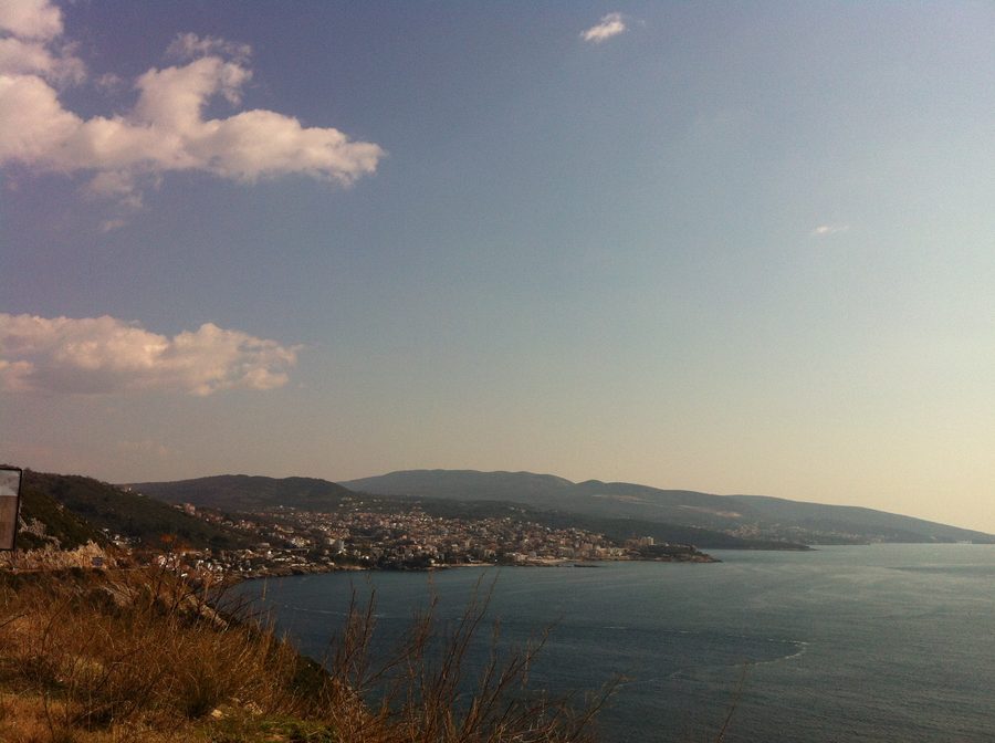 Blick auf Dobra Voda an der montenegrinischen Adriaküste