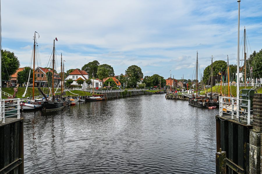 Historischer Museumshafen in Carolinensiel mit traditionellen Schiffen