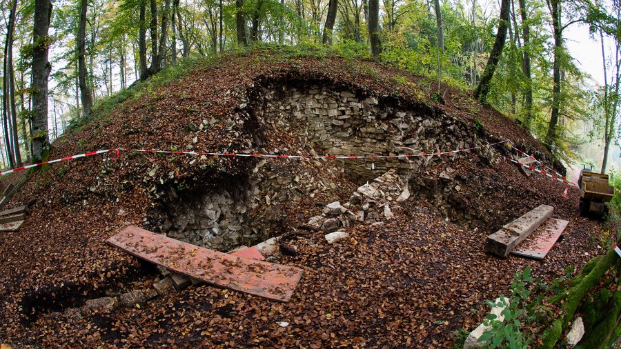 Keltische Trockenmauern auf dem Burgberg der Burg Emerfeld, der Alten Burg bei Langenenslingen