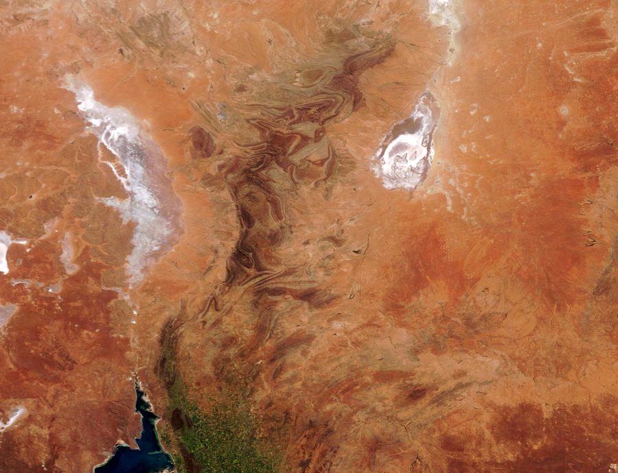 Satellitenaufnahme von Süd-Australien mit trockenem Outback, roten Landschaften, Gebirgszügen und Salzseen