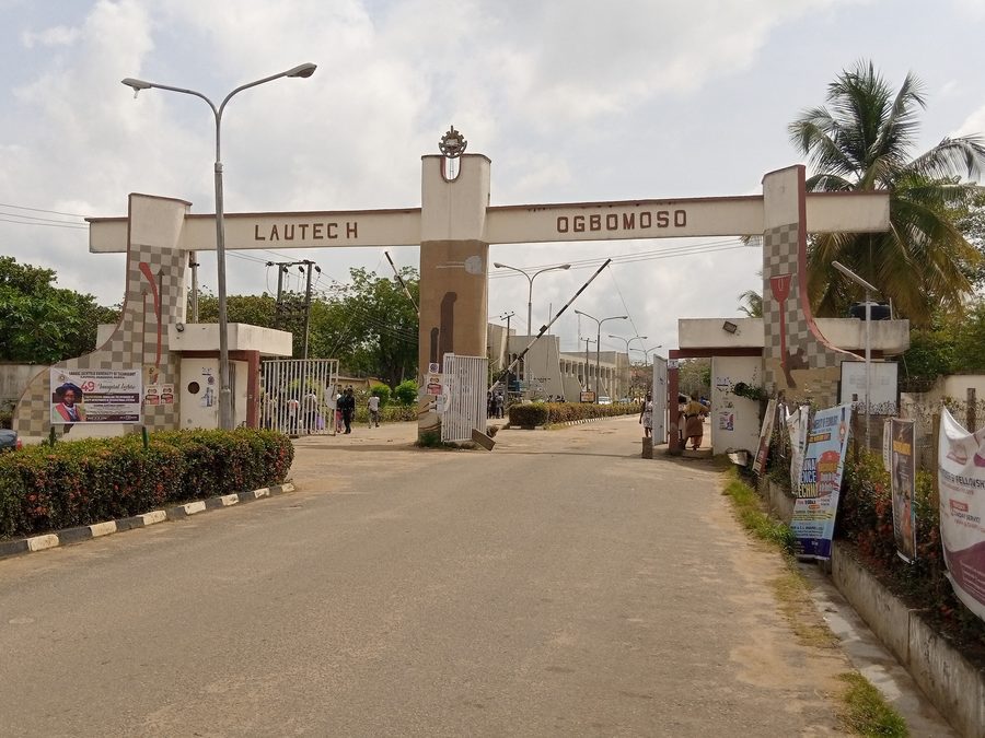 Haupteingang der Ladoke Akintola University of Technology in Ogbomosho