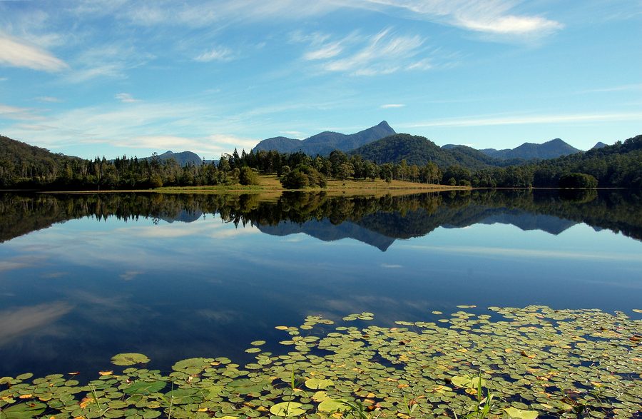 Blick vom Clarrie Hall Dam auf Mount Warning und die Landschaft des Tweed-Hinterlands
