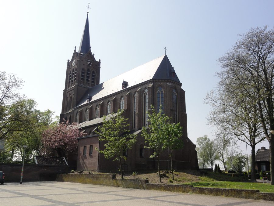 Rückansicht der Sint-Lambertuskerk in Maasbommel