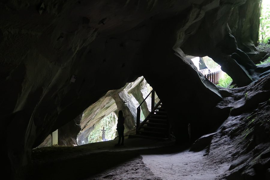 Felsen und Wasserlauf in den Grotte del Caglieron