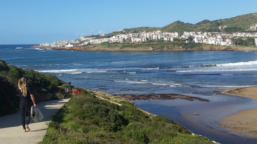 File:Cala Tirant.(surfistas).Es Mercadal.Menorca.jpg