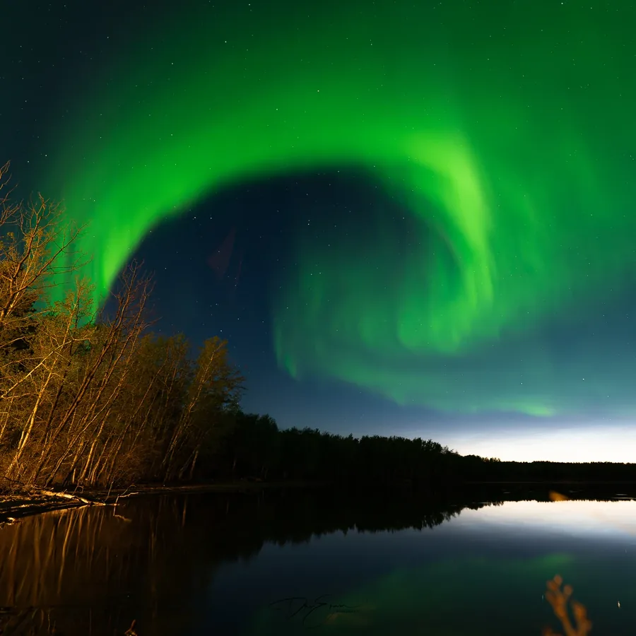 Nordlicht über dem Pinehouse Lake in Saskatchewan