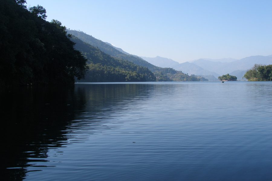 Phewa-See mit Bergkulisse in Nepal