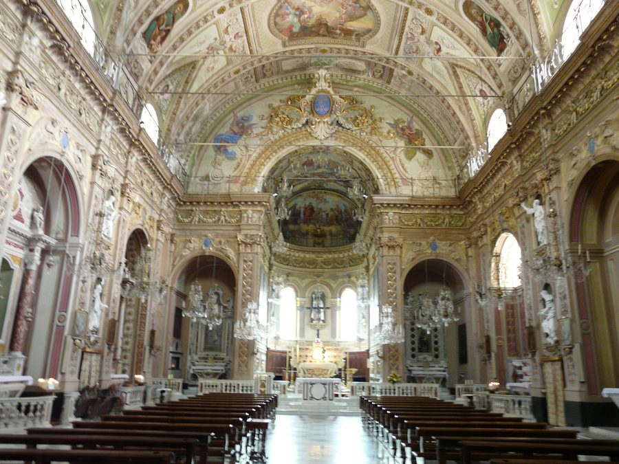 Innenraum der Kirche Sant'Ambrogio in Uscio, Ligurien