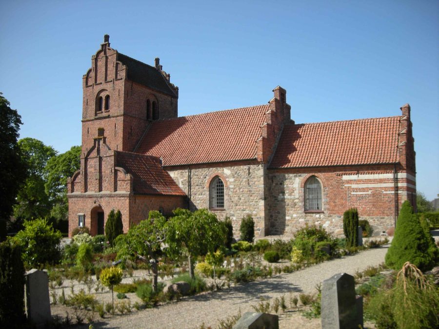 Außenansicht der Ølsted Kirke in Dänemark